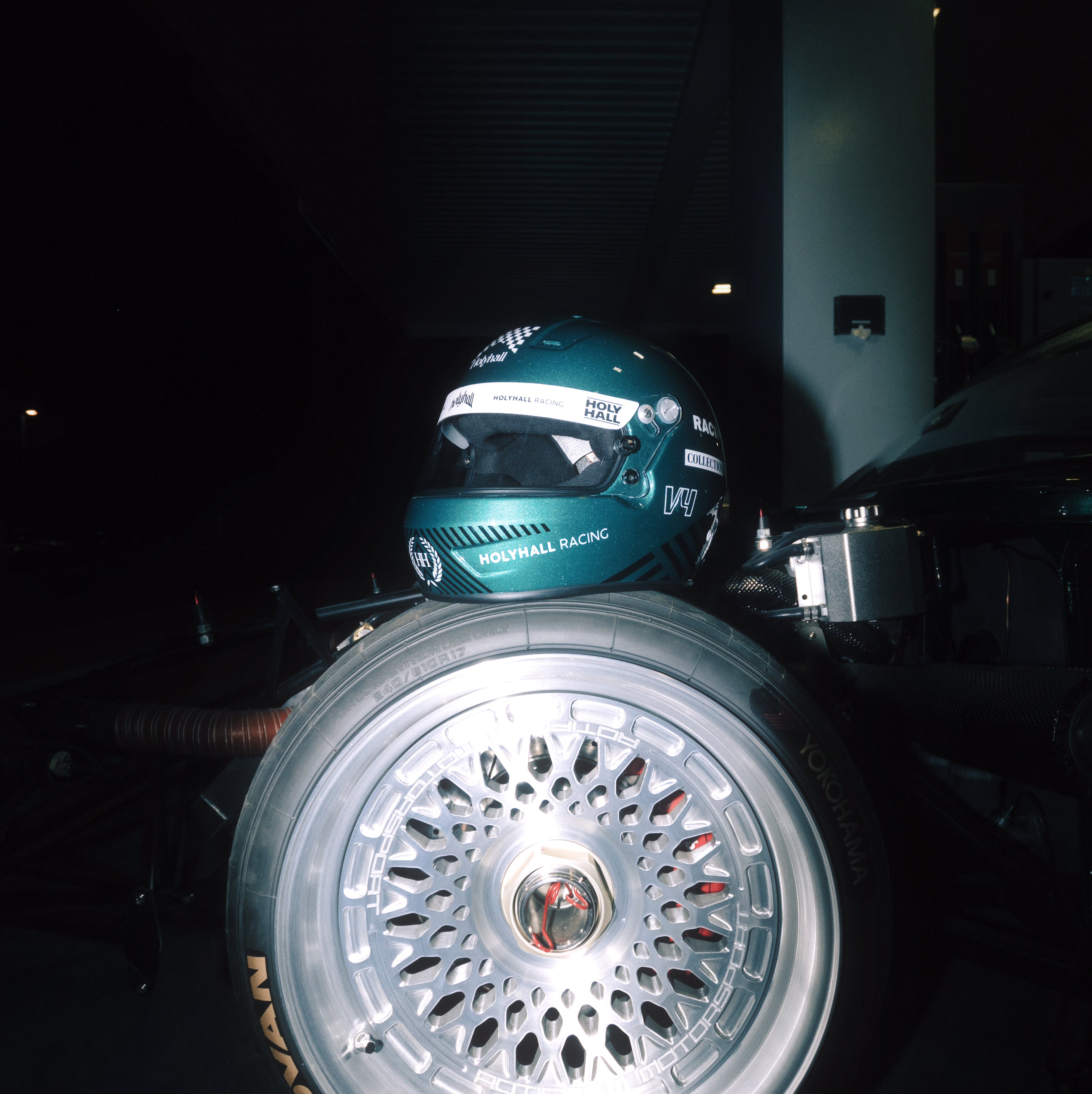 LIMITED HOLYHALL RACING V4 HELM 1/1